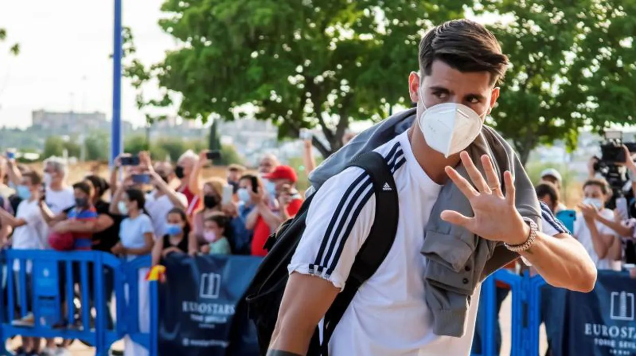 Morata saluda a los aficionados a su llegada al hotel de Sevilla