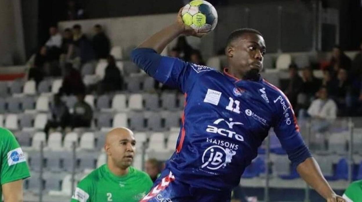 Briann Mpatti, en un partido con el Gran Poitiers Handball francés