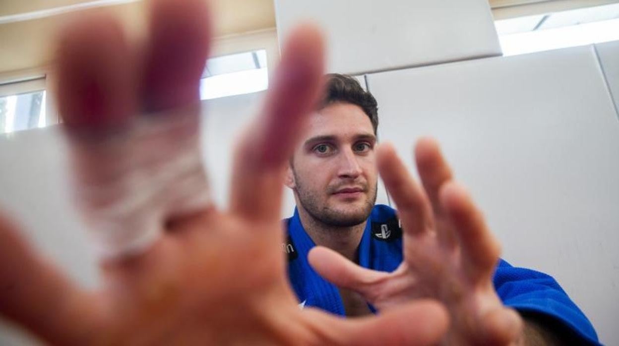 Niko Shera posa en su club de Brunete para ABC antes de la entrevista