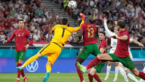 Benzema y Cristiano clasifican a Francia y Portugal