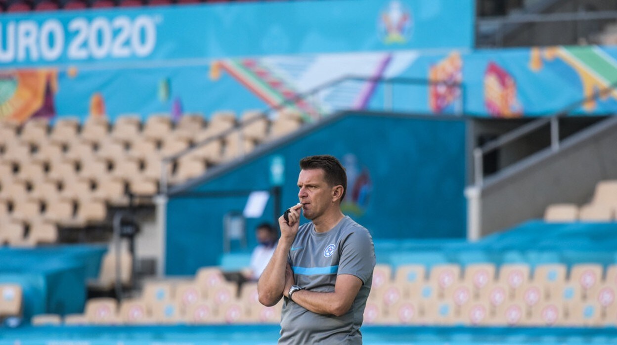 Tarkovic observa a su selección en el entrenamiento de ayer en el coliseo sevillano