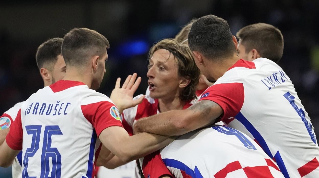 Modric celebra un gol en el duelo ante Escocia