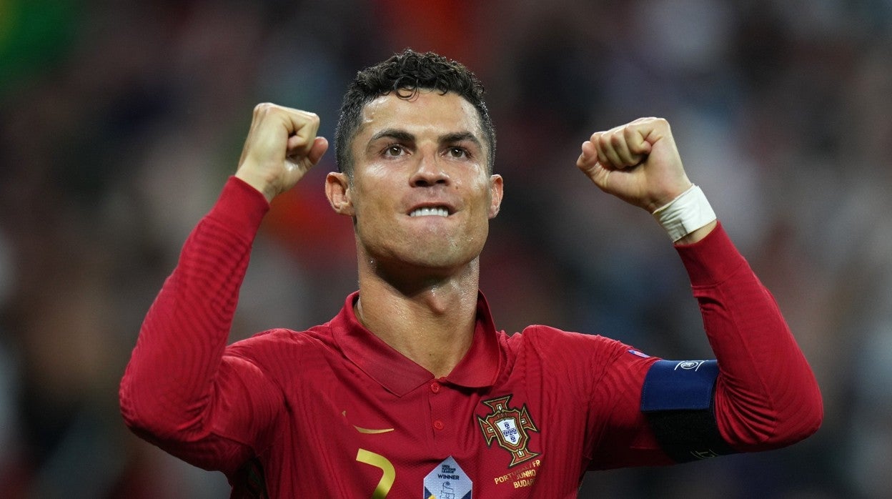 Cristiano Ronaldo mira al público portugués tras anotar un gol