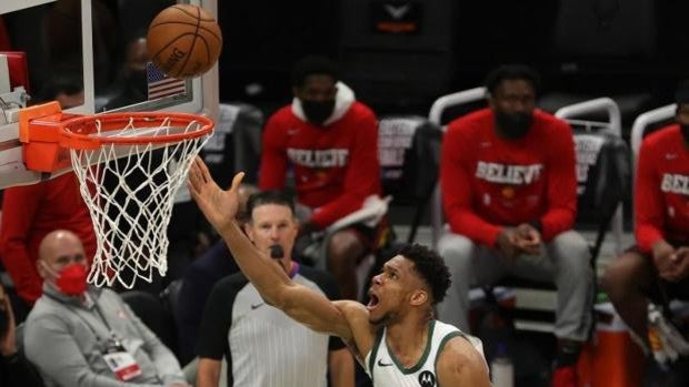 Unos Milwaukee Bucks crecidos empatan las Finales del Este