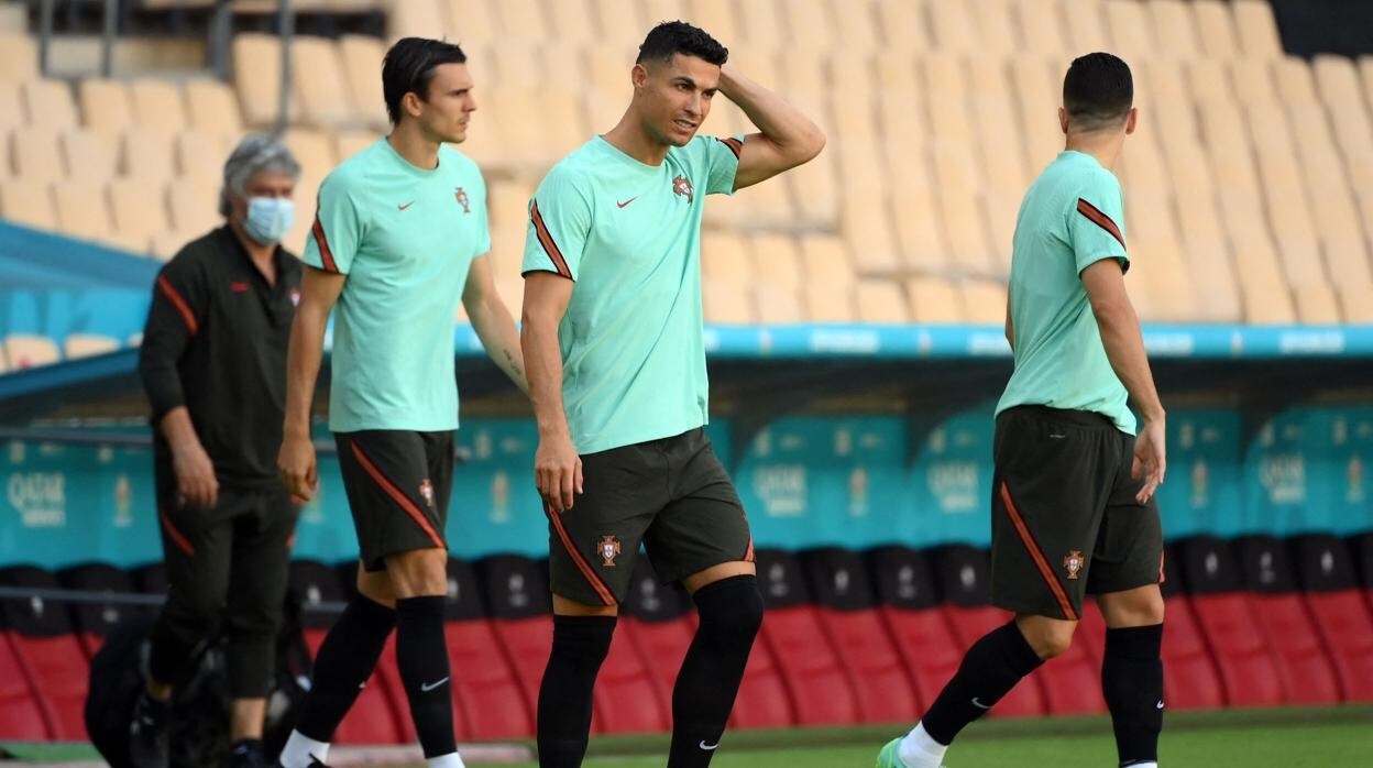 Cristiano Ronaldo, capitán de la selección portuguesa, sobre el césped de La Cartuja para iniciar el entrenamiento previo al Bélgica-Portugal de mañana