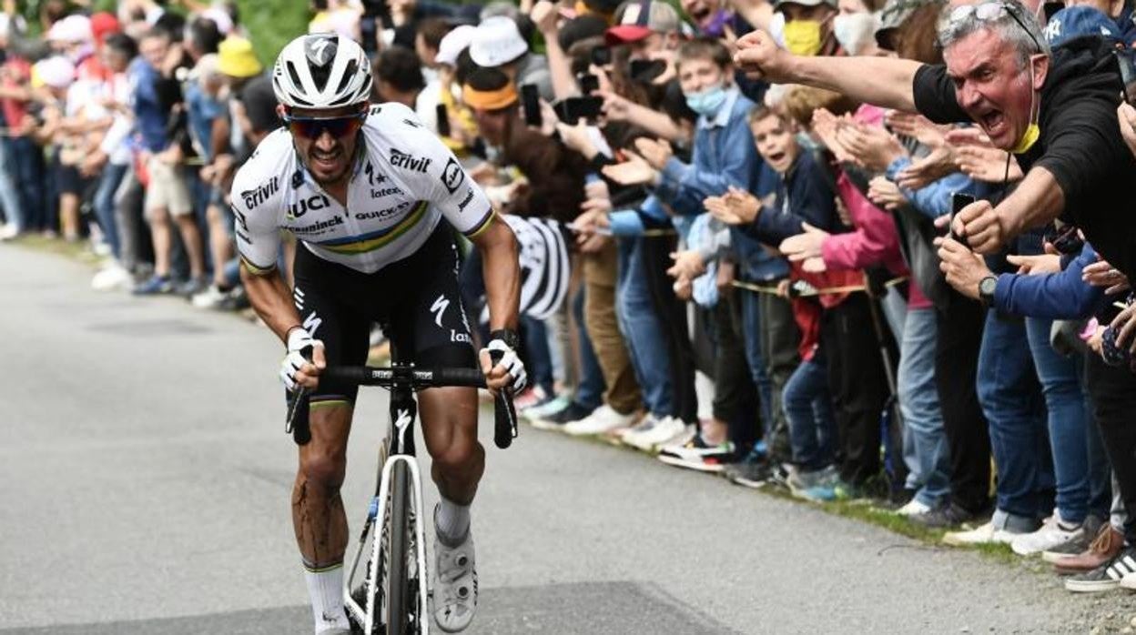 Alaphilippe triunfa en el caos y se viste de amarillo