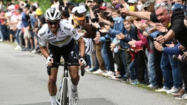 Alaphilippe triunfa en el caos y se viste de amarillo