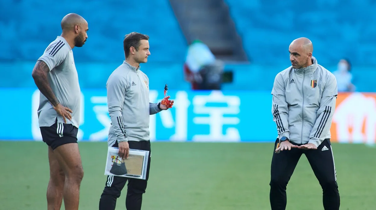 Roberto Martínez charla con Thierry Henry y otro de sus ayudantes durante el entrenamiento de Bélgica en el estadio de la Cartuja