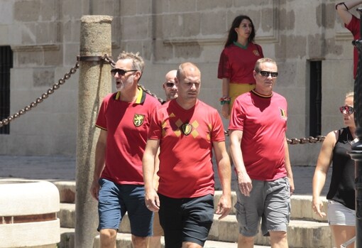 Aficionados belgas en los aledaños de la Catedral de Sevilla