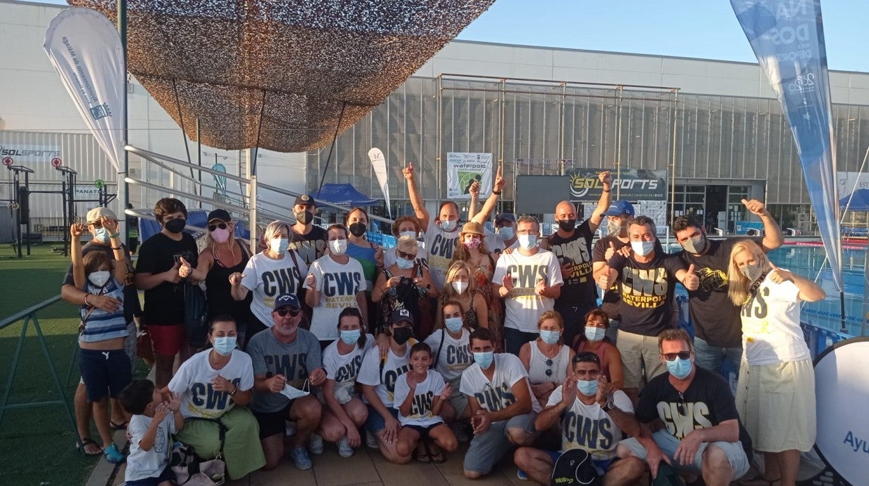 Los jugadores del Waterpolo Sevilla infantil, con sus familiares