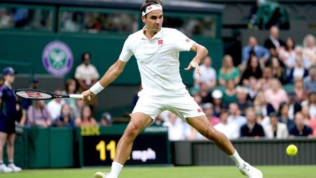 Federer sufre en su estreno en Wimbledon