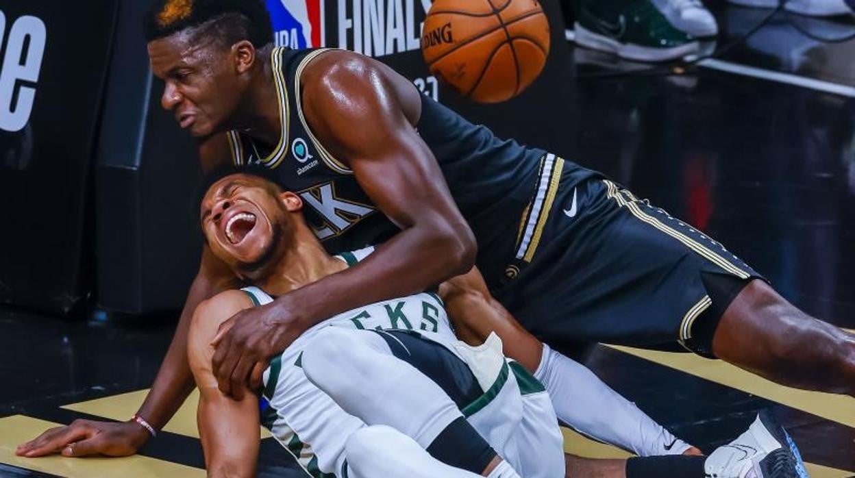 Antetokounmpo, al caer y lastimarse la rodilla