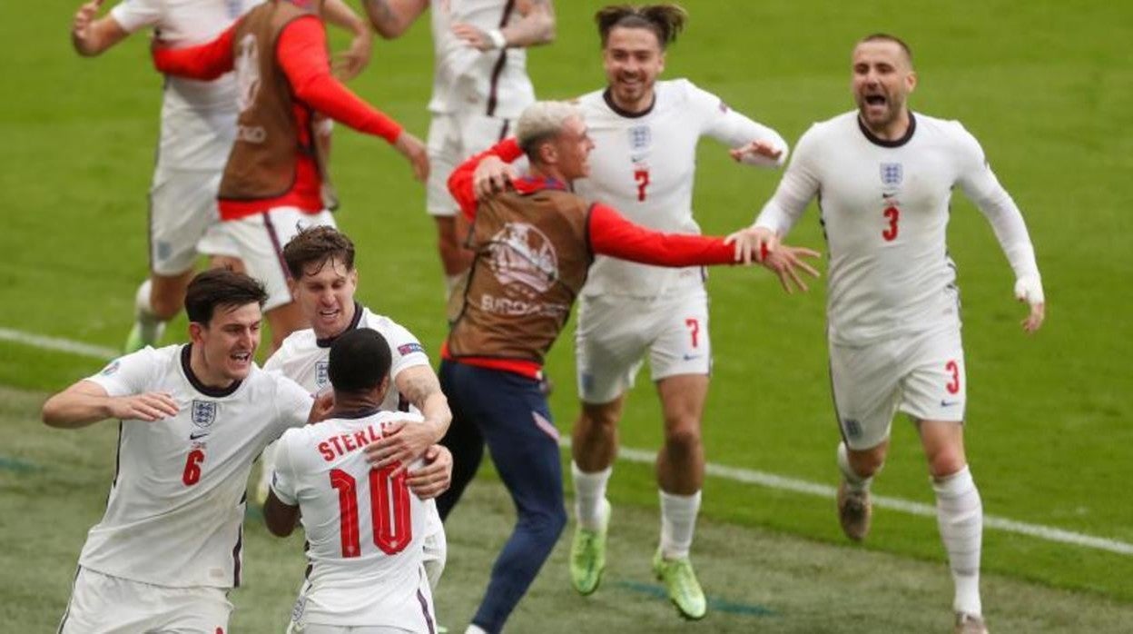 Los jugadores de la selección ingleses celebran el gol de Sterling ante Alemania