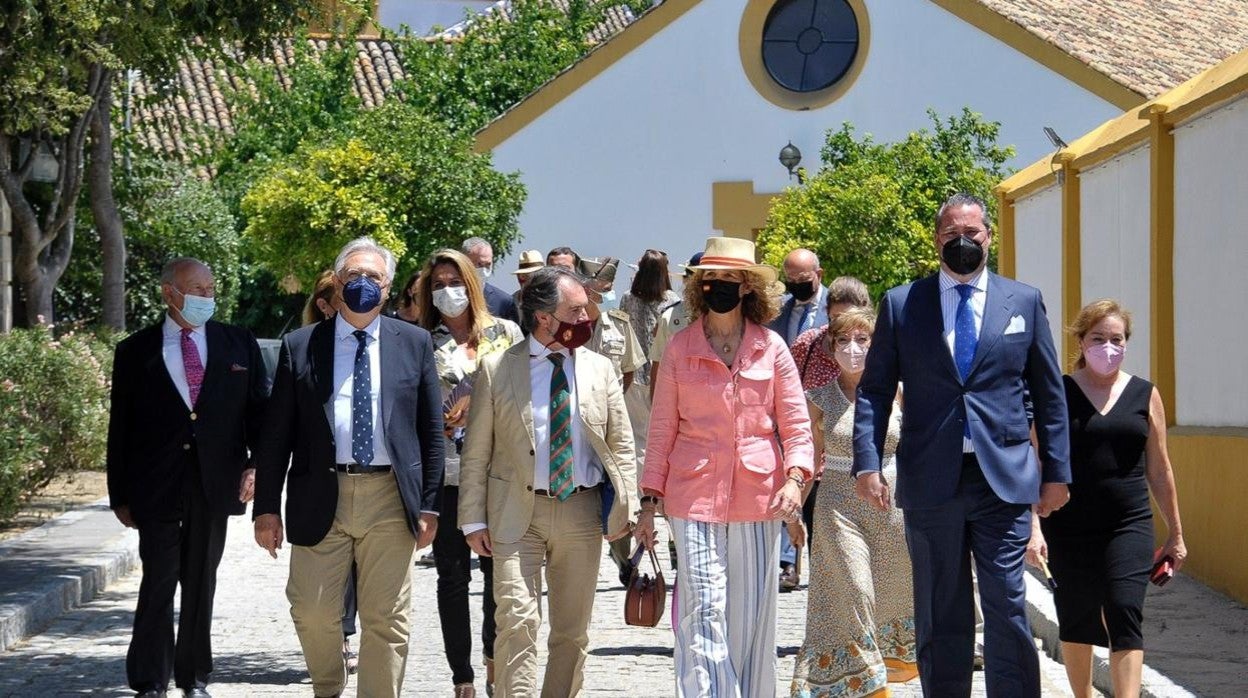 Doña Elena de Borbón en las instalaciones de la Real Escuela de Arte Ecuestre de Jerez.