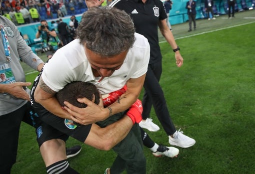 El abrazo del oso a Luis Enrique del héroe de España: «Tiene unos huevos así...»