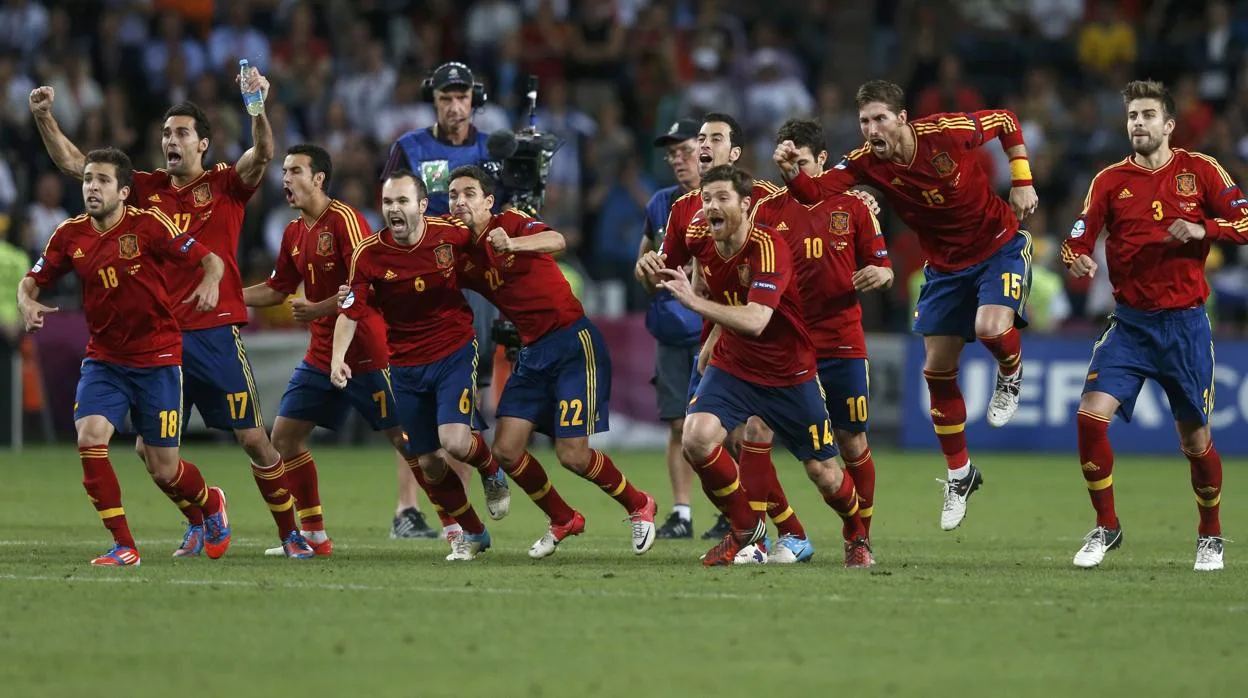 Los jugadores españoles celebran el paso a la final de la Eurocopa de 2012