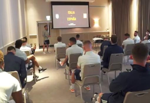 La selección española, durante una sesión de video previa al partido contra Italia