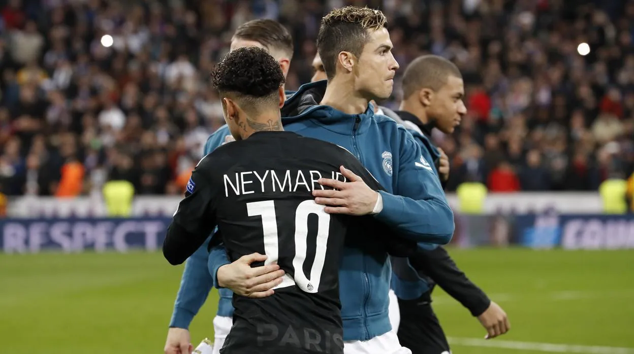 Cristiano se abraza con Neymar y detrás vemos a Mbappé