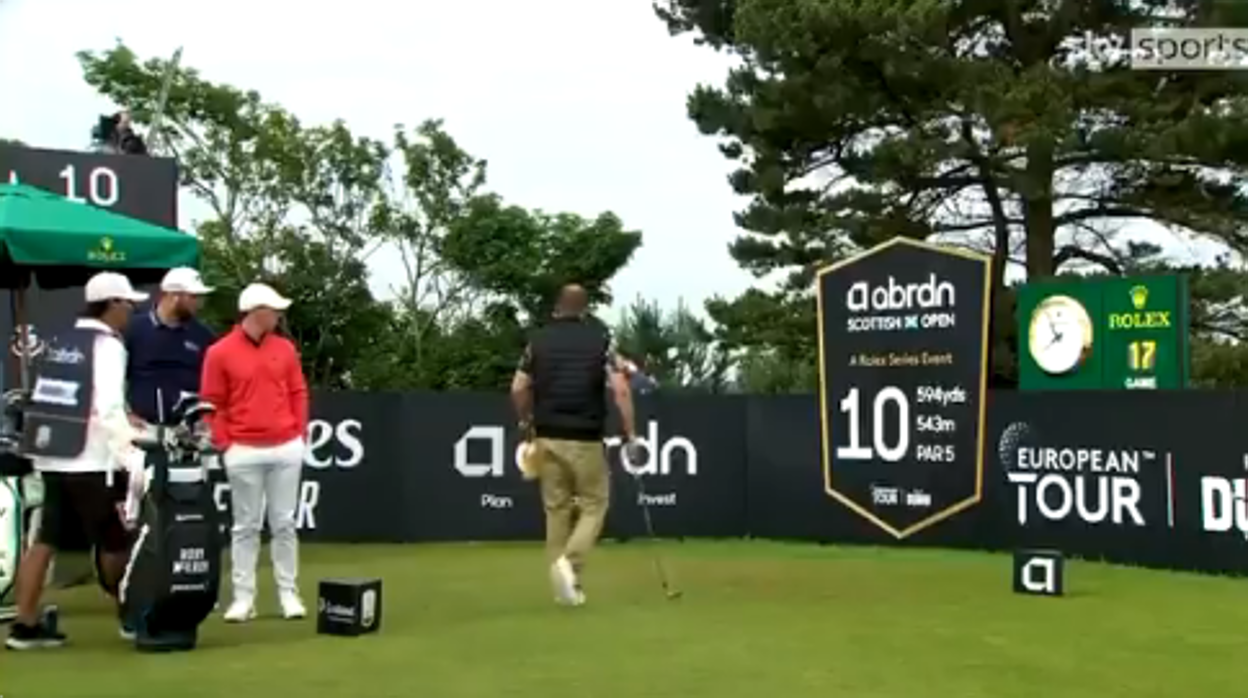 La surrealista escena que dejó petrificados a Jon Rahm y Rory McIlroy en el Abierto de Escocia