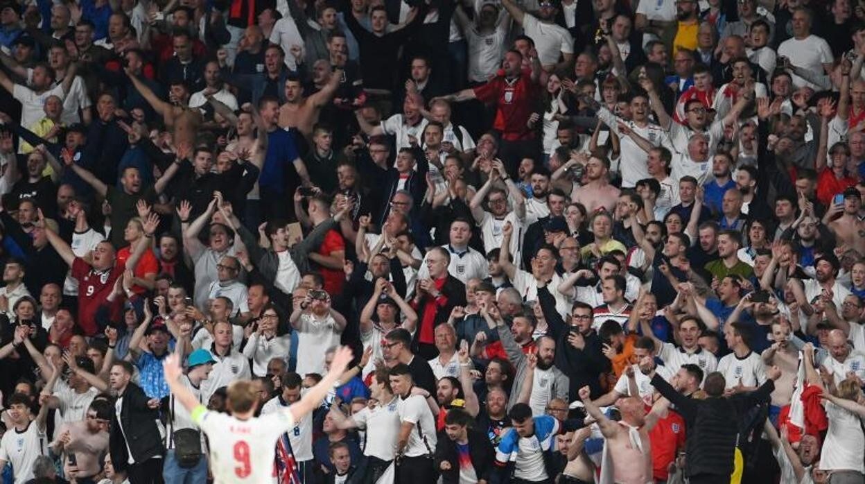 Harry Kane celebra su gol contra Dinamarca con la hinchada de Wembley