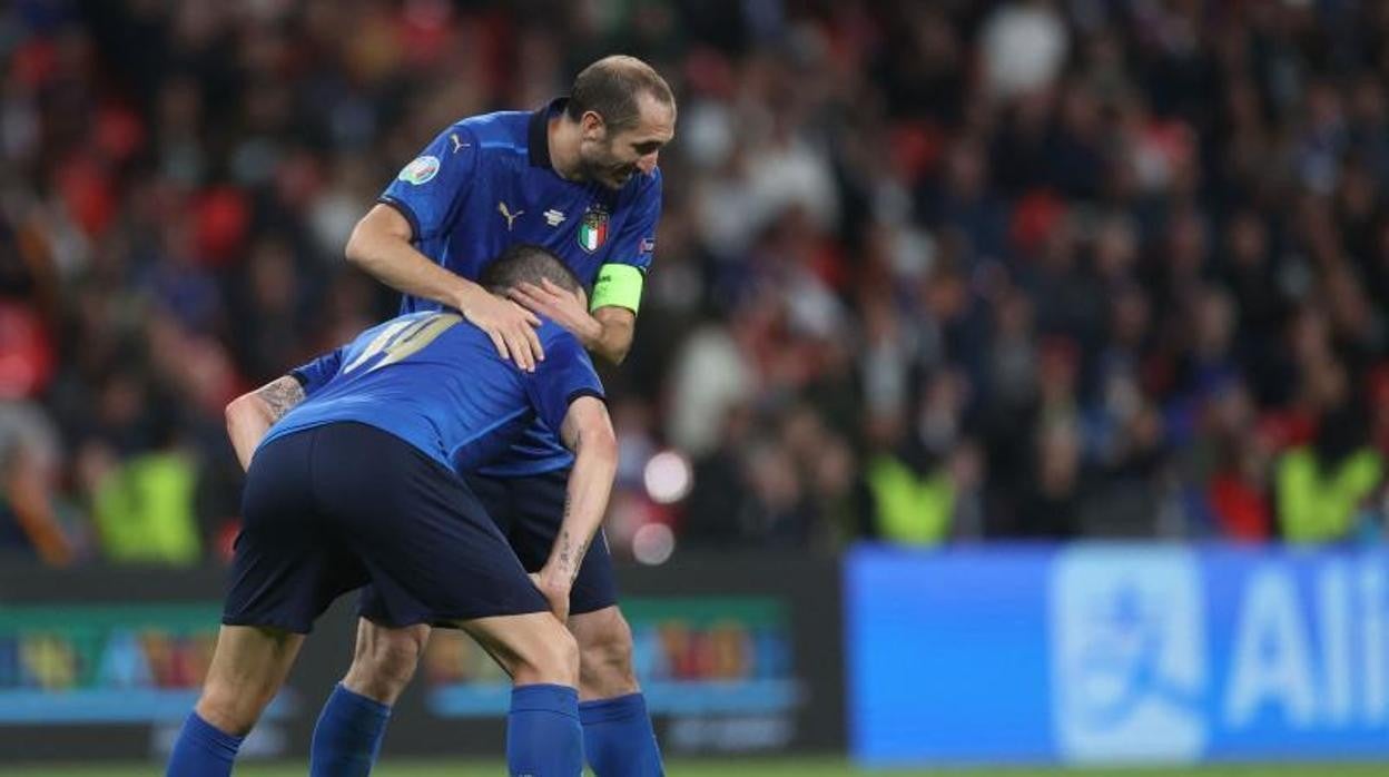 Bonucci y Chiellini abradándose en el descanso del Italia-España de semifinales