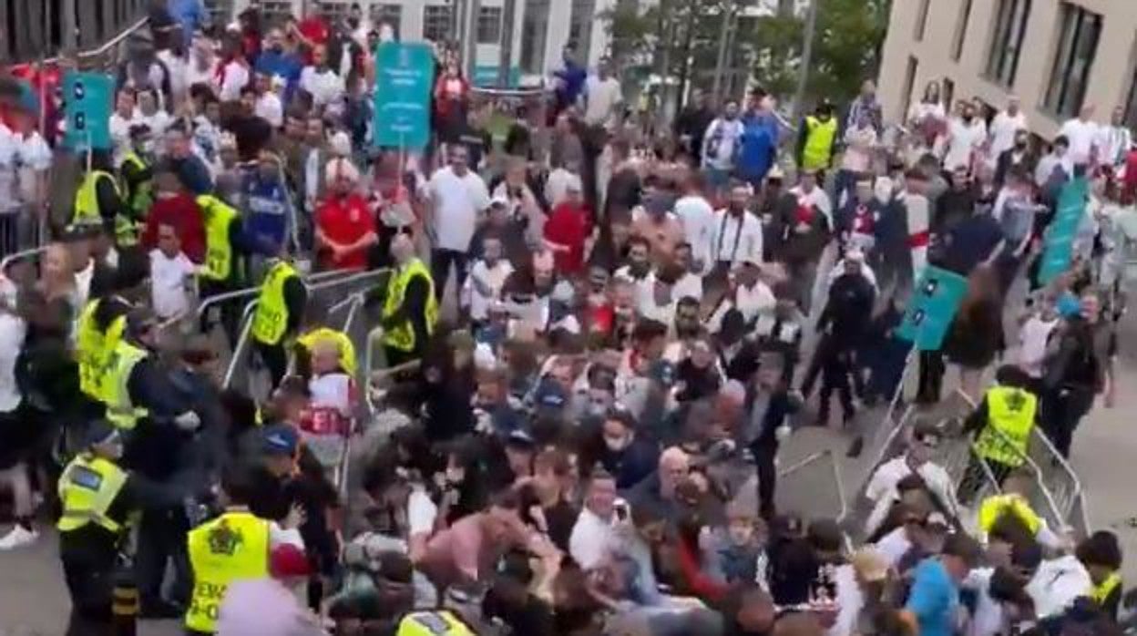 Tensión y vandalismo en los aledaños de Wembley