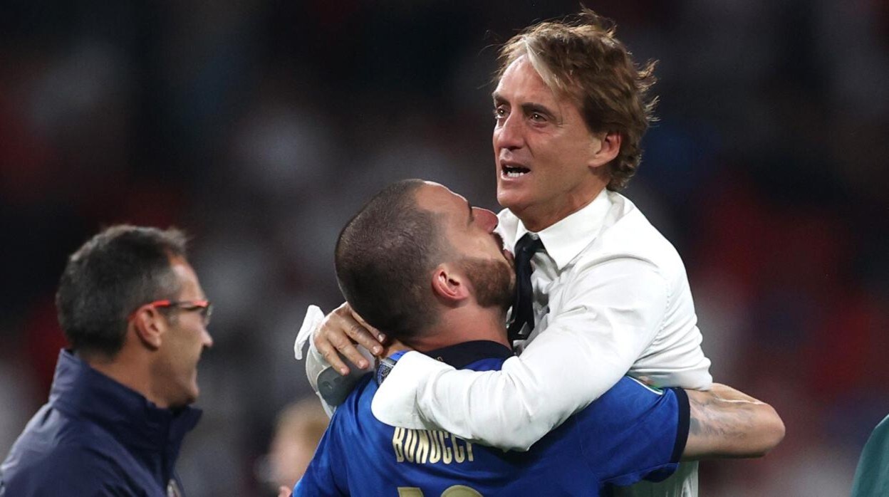 Mancini, felicitado por Mancini tras la conquista de la Eurocopa