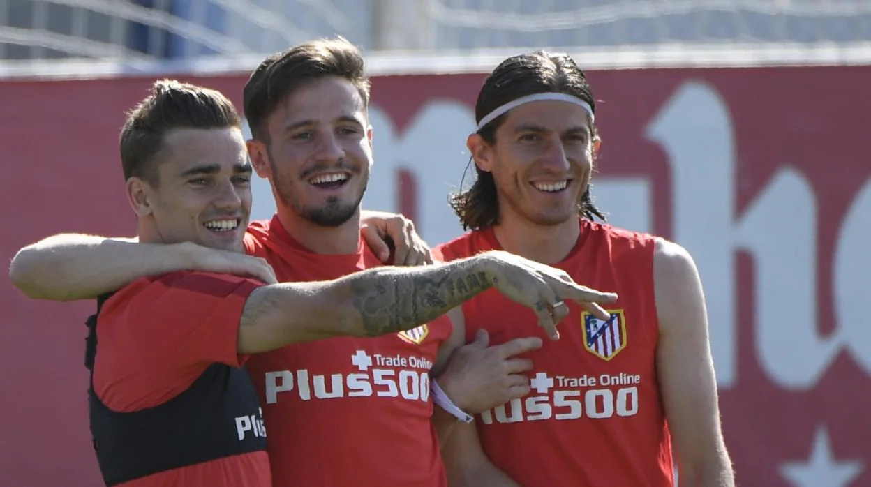Griezmann, Saúl y Filipe Luis bromean durante un entrenamiento del Atlético