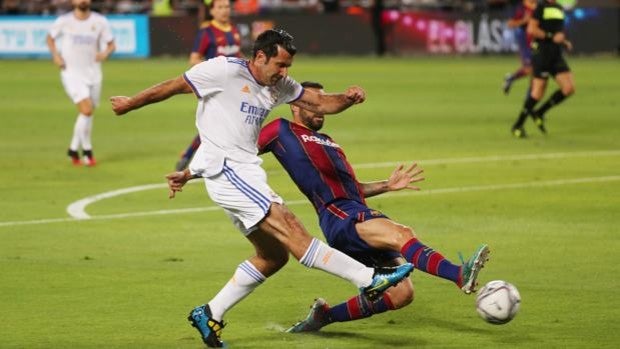 Figo y Ronaldinho invaden de nostalgia un clásico vintage