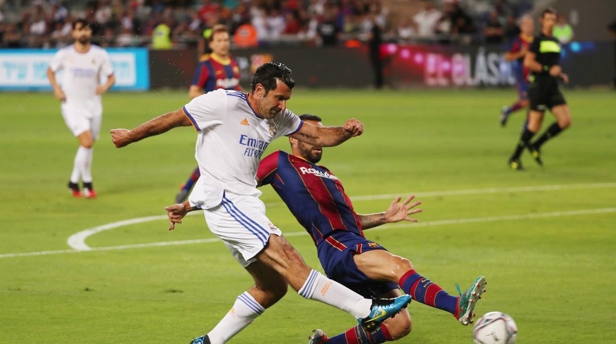 Luis Figo chuta a la portería defendida por Angoy durante el duelo entre el Barcelona y Real Madrid