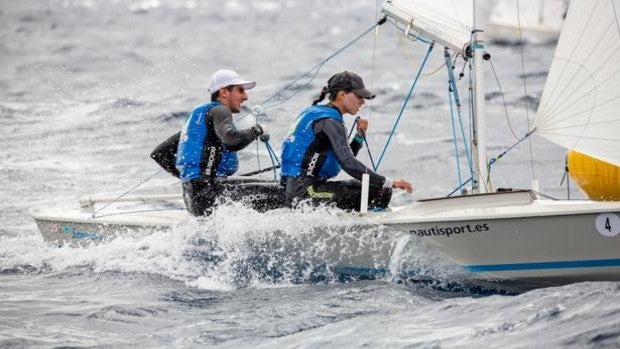 Victoria aplastante de Samuel Beneyto y Margarita Iess en le Campeonato de España Juvenil de Snipe