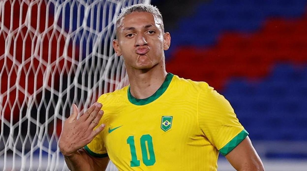 Richarlison celebrando su primer gol ante Alemania