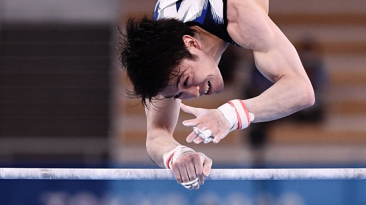 Uchimura, durante su ejercicio de barra