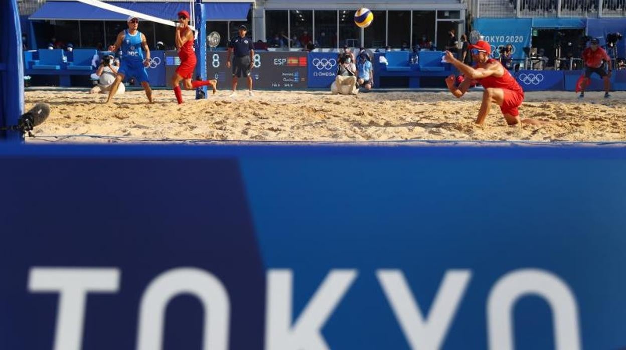 El gaditano Adrián Gavira comenzó su actuación en voley playa