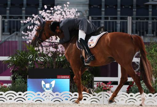 García Mena abraza a Divina Royal, su caballo en la sesión de este martes.