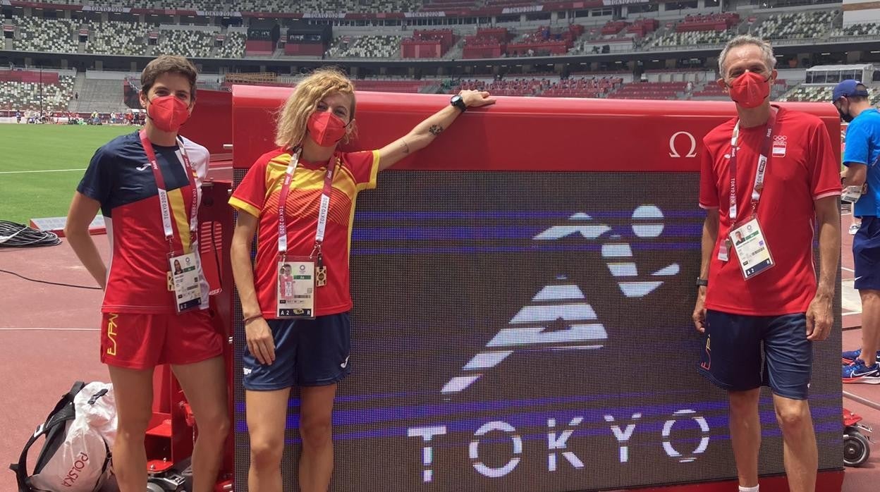 Carolina Robles (centro) junto a Marta Pérez y su entrenador, Antonio Serrano