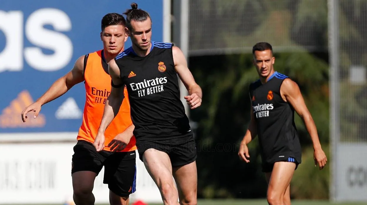 Jovic y Bale, con Lucas al fondo, en un entrenamiento de pretemporada en Valdebebas