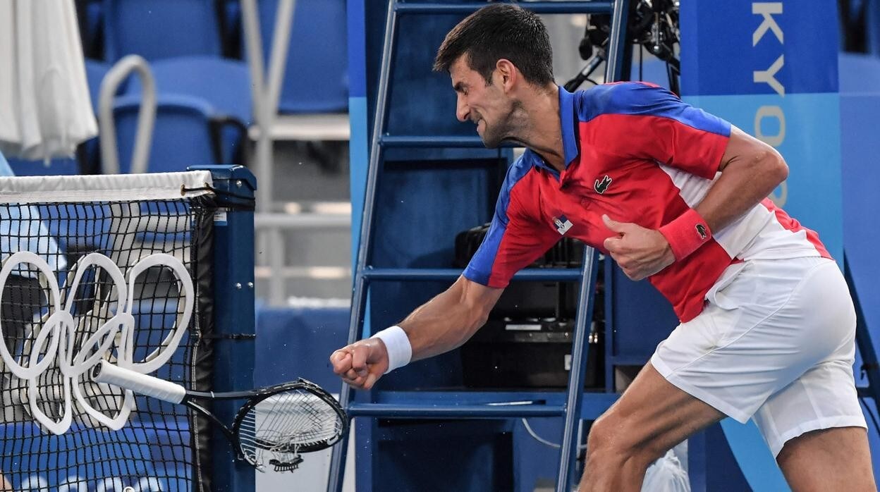 Djokovic golpea la raqueta contra la red tras perder un punto