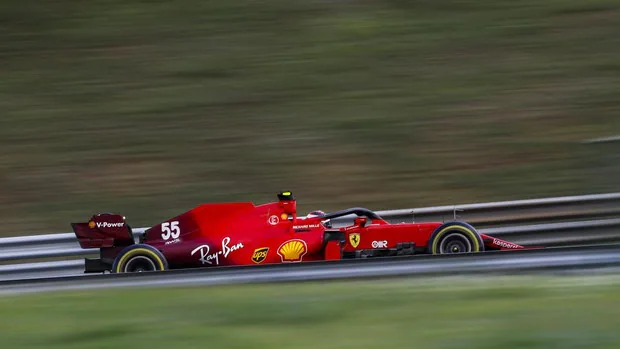 Sainz sube al podio en Hungría por la sanción a Vettel
