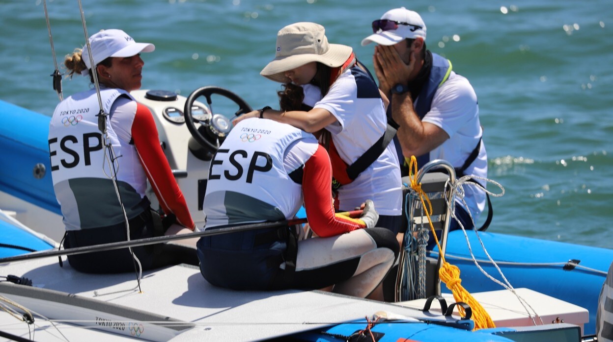 Tamara Echegoyen, desconsolada tras quedarse sin medalla en la regata de 49er FX en los Juegos Olímpicos de Tokio