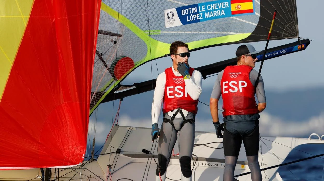 Diego Botín y Iago López se caen del podio de 49er en vela