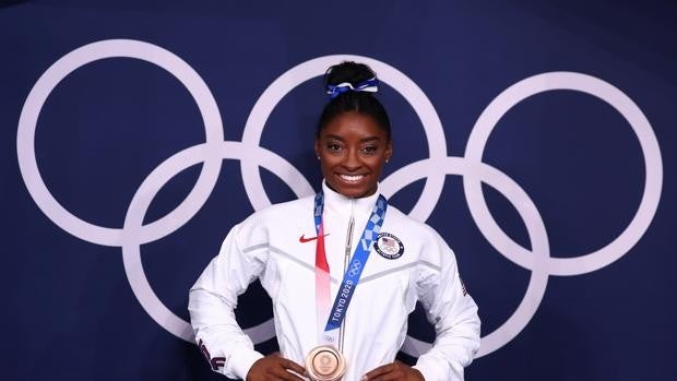 Biles: «Es difícil ser atleta y mujer porque todo el mundo reza por tu caída»