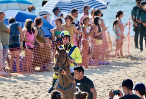 La prueba tiene lugar en la playa sanluqueña de Las Piletas.