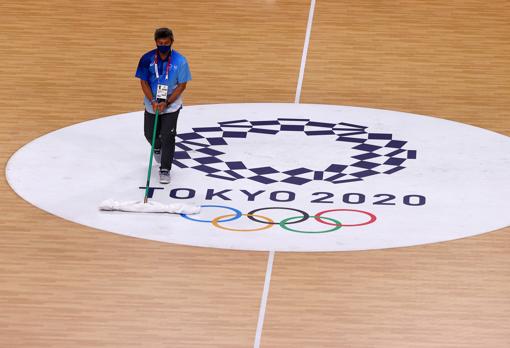 Un operario limpia una de las instalaciones de Tokio 2020