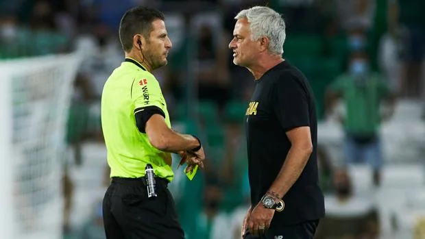 Mourinho y la Roma pierden los papeles en el Villamarín