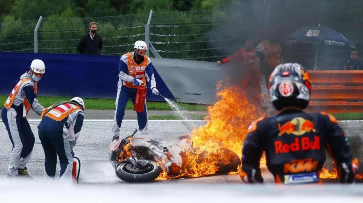 La moto de Savadori ardió y Pedrosa, a quien se ve con el mono de Red Bull, chocó con ella; hubo bandera roja