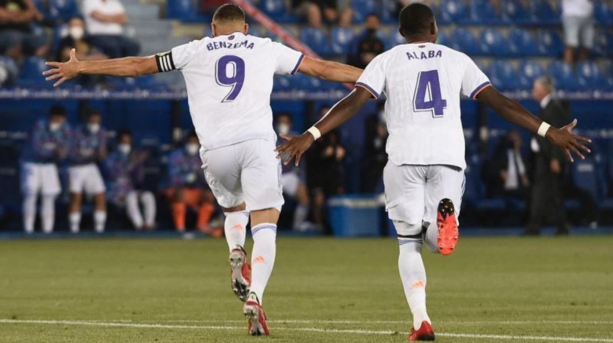 Benzema y Alaba celebran el tercer gol del Madrid