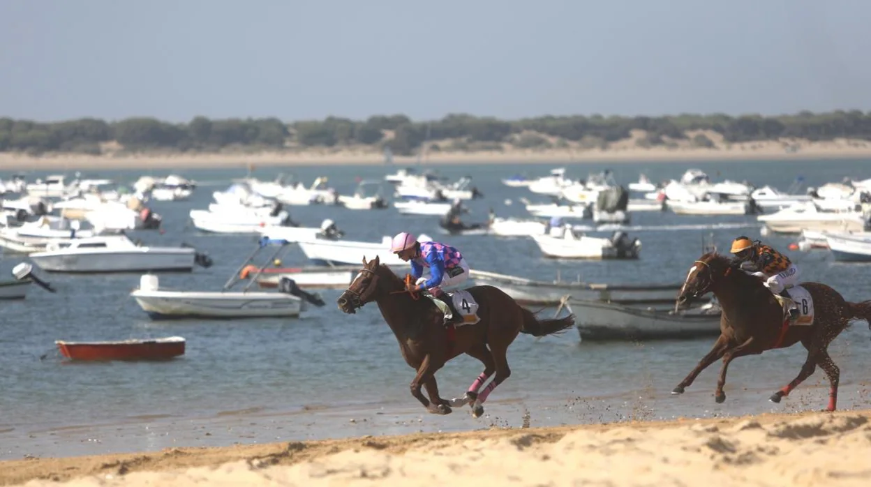 Ricardo Sousa, montando a 'Deference' en la primera carrera de caballos celebrada este miércoles en la playa de Sanlúcar.