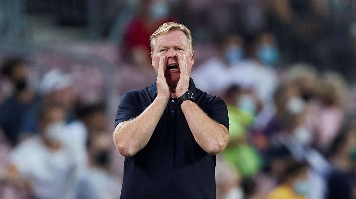 Koeman da instrucciones durante el último partido