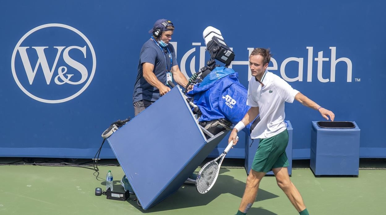 Medvedev, tras patear una cámara durante el duelo contra Rublev